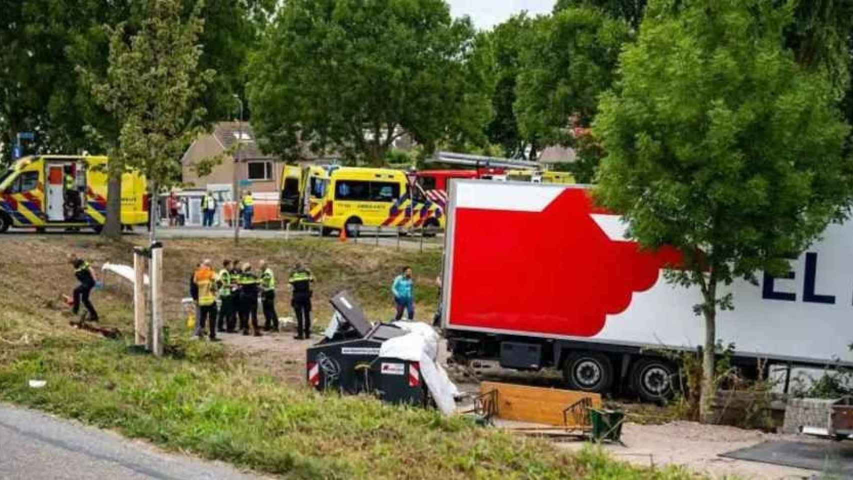 Efectivos de emergencias junto a una de las carpas de la barbacoa arrollada por el camión de El Mosca, el sábado 27 de agosto, en la aldea holandesa de Zuidzijde.