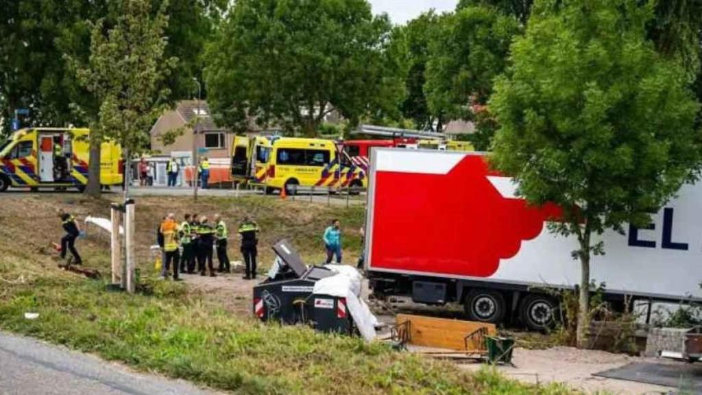 Efectivos de emergencias junto a una de las carpas de la barbacoa arrollada por el camión de El Mosca, el sábado 27 de agosto, en la aldea holandesa de Zuidzijde.