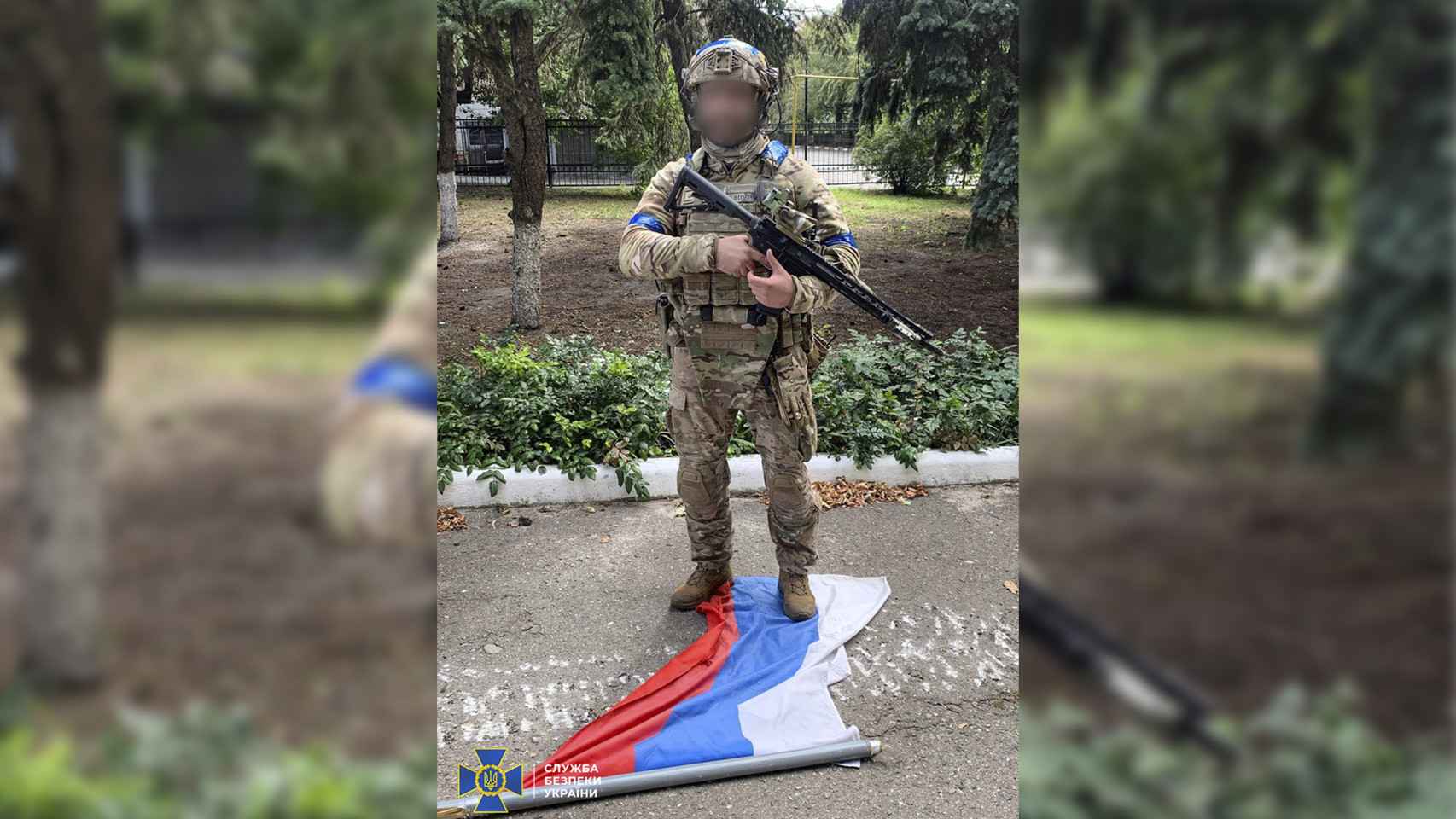 Soldado ucraniano pisa la bandera de Rusia.