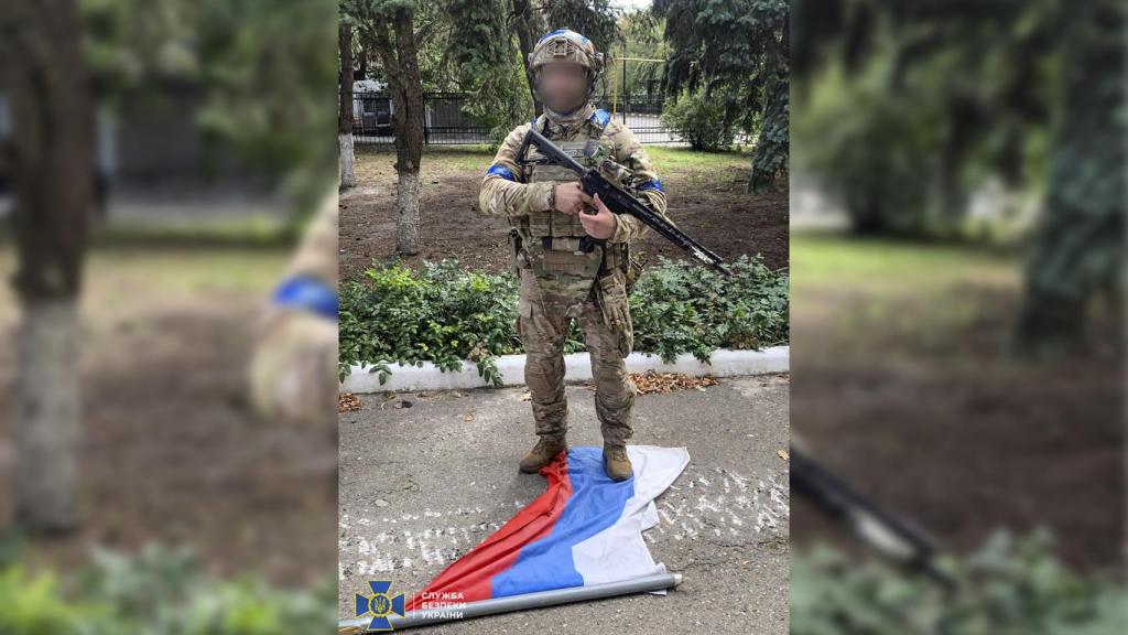 Soldado ucraniano pisa la bandera de Rusia.