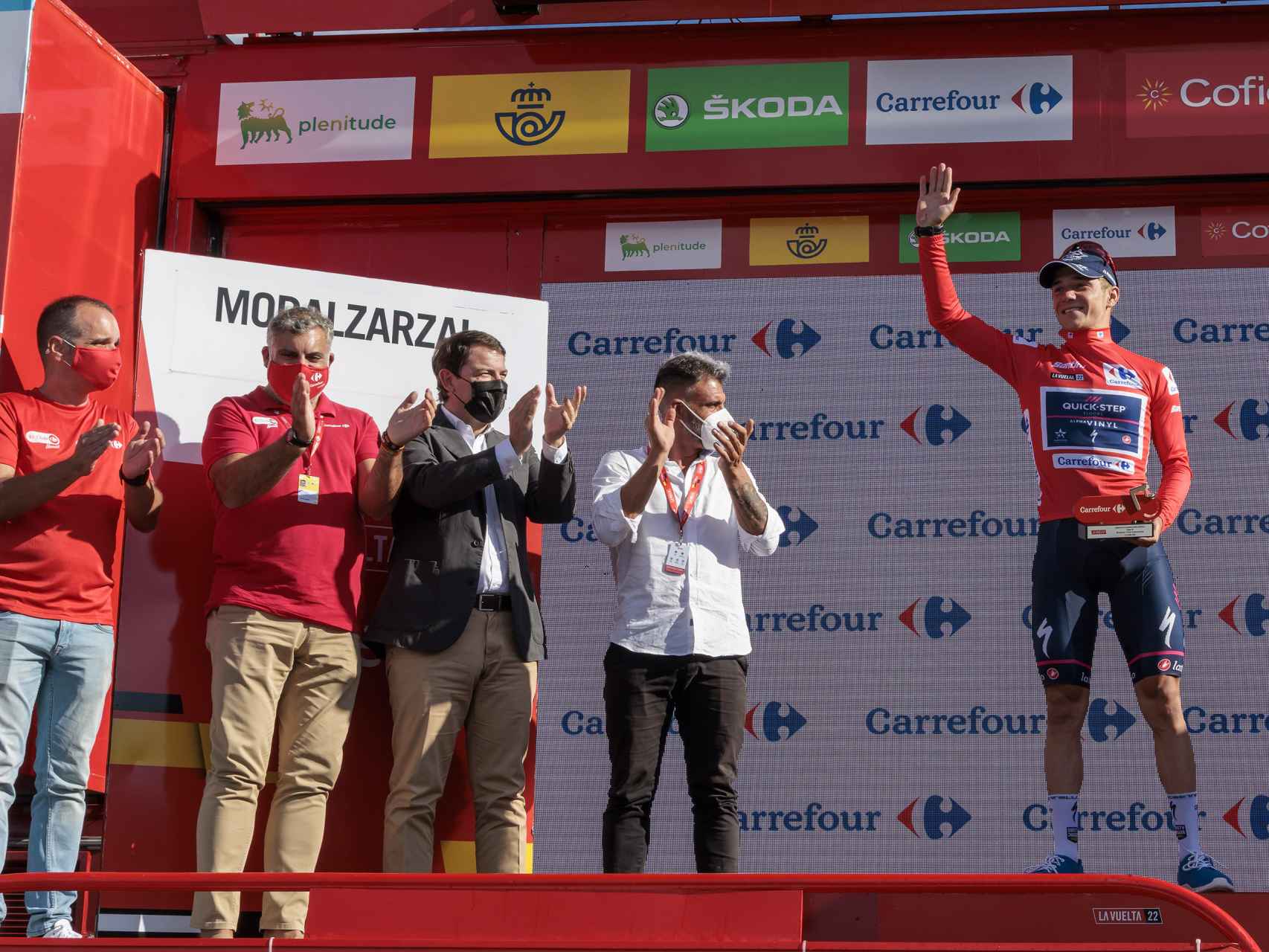 Evenepoel celebra su victoria en la vigésima etapa de la Vuelta, este sábado.