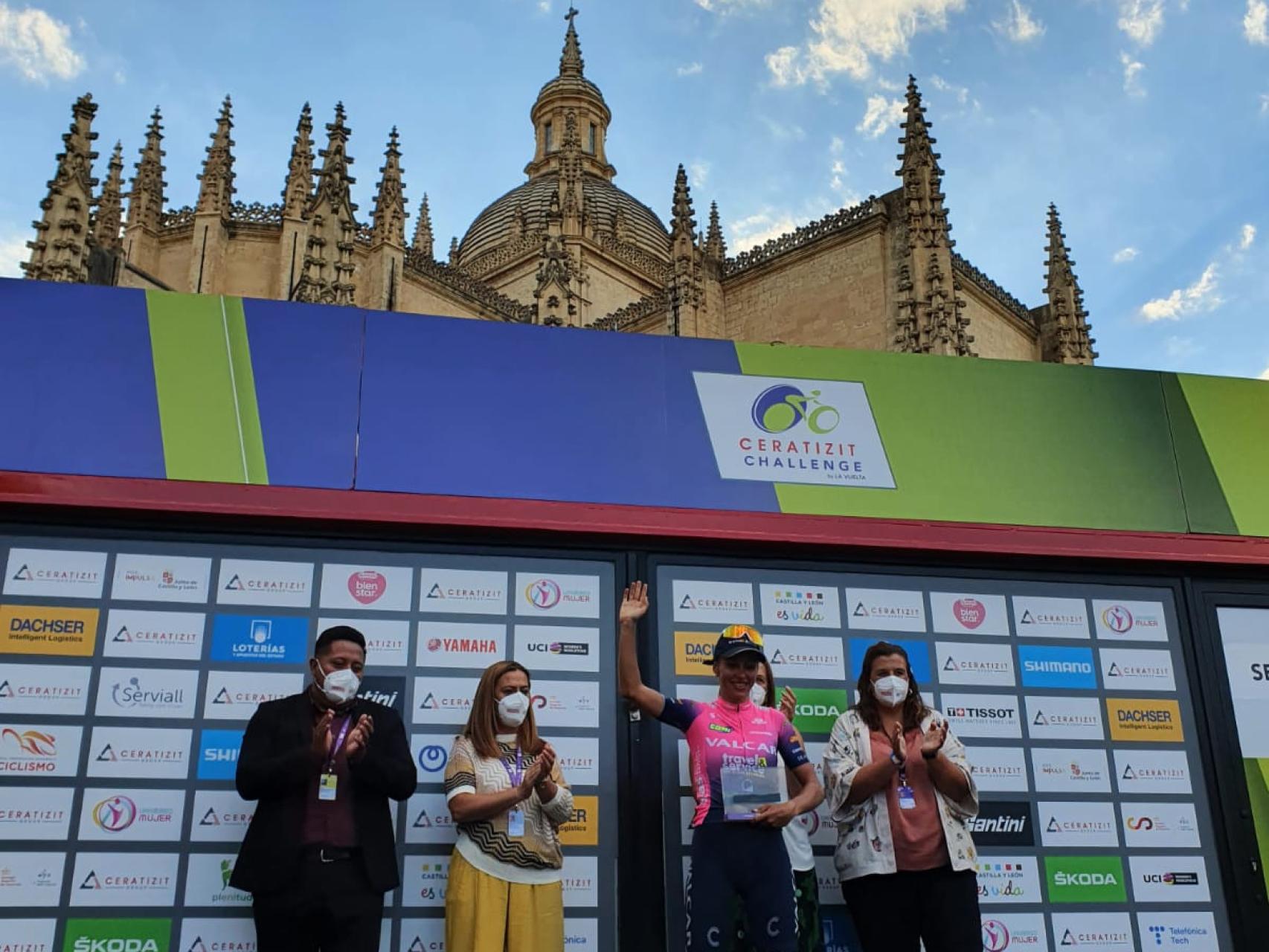 La delegada del Gobierno en Castilla y León, Virginia Barcones, en la Vuelta Ciclista Femenina, este sábado.