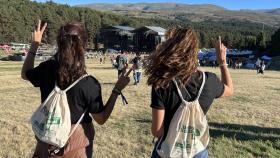 Dos asistentes al Festival de Músicos en la Naturaleza en la Sierra de Gredos