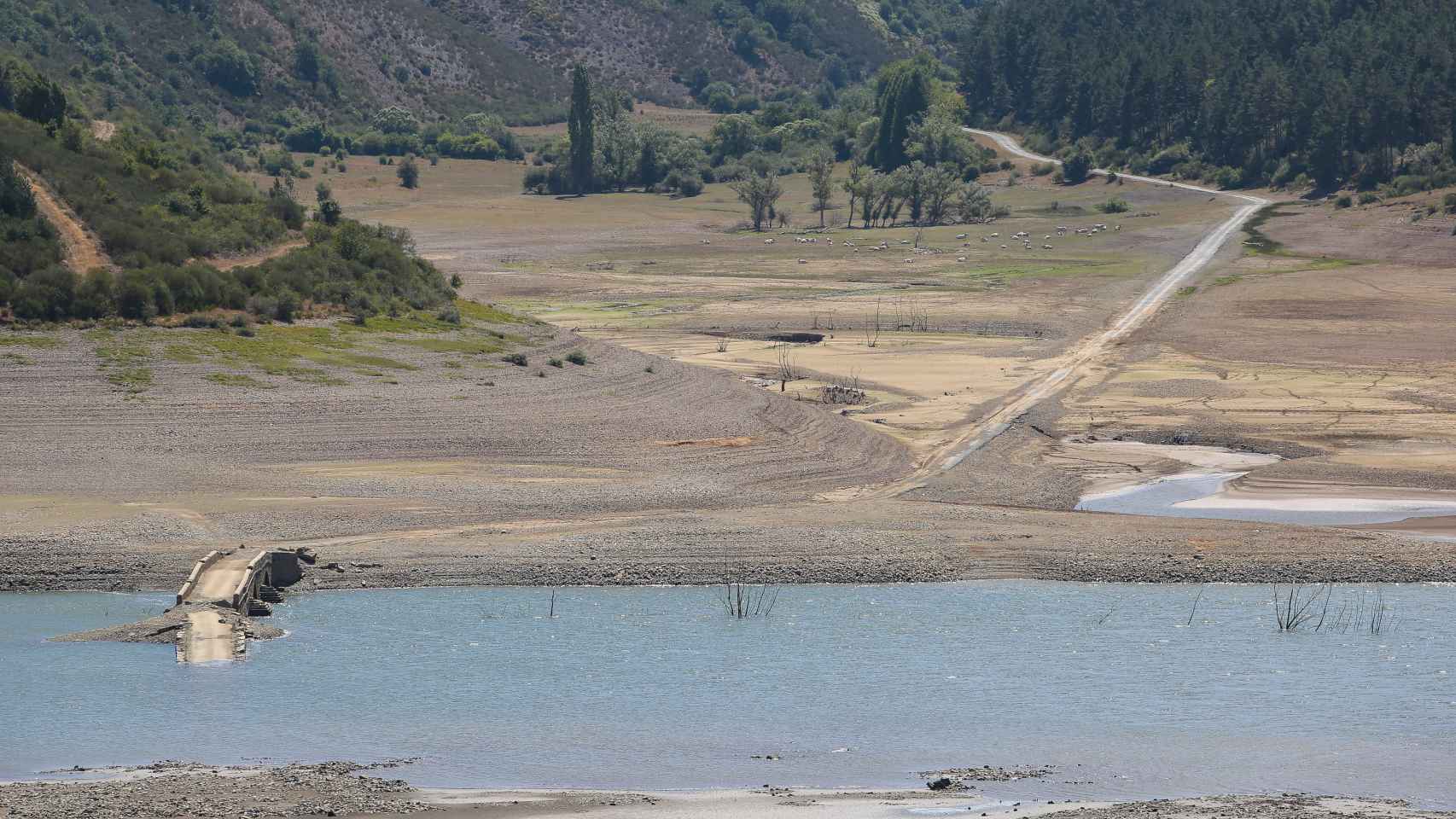 Sequía en el embalse de Riaño (León), con un 42,3% de su capacidad total. En la imagen, zona del pueblo anegado por el pantano, Pedrosa del Rey