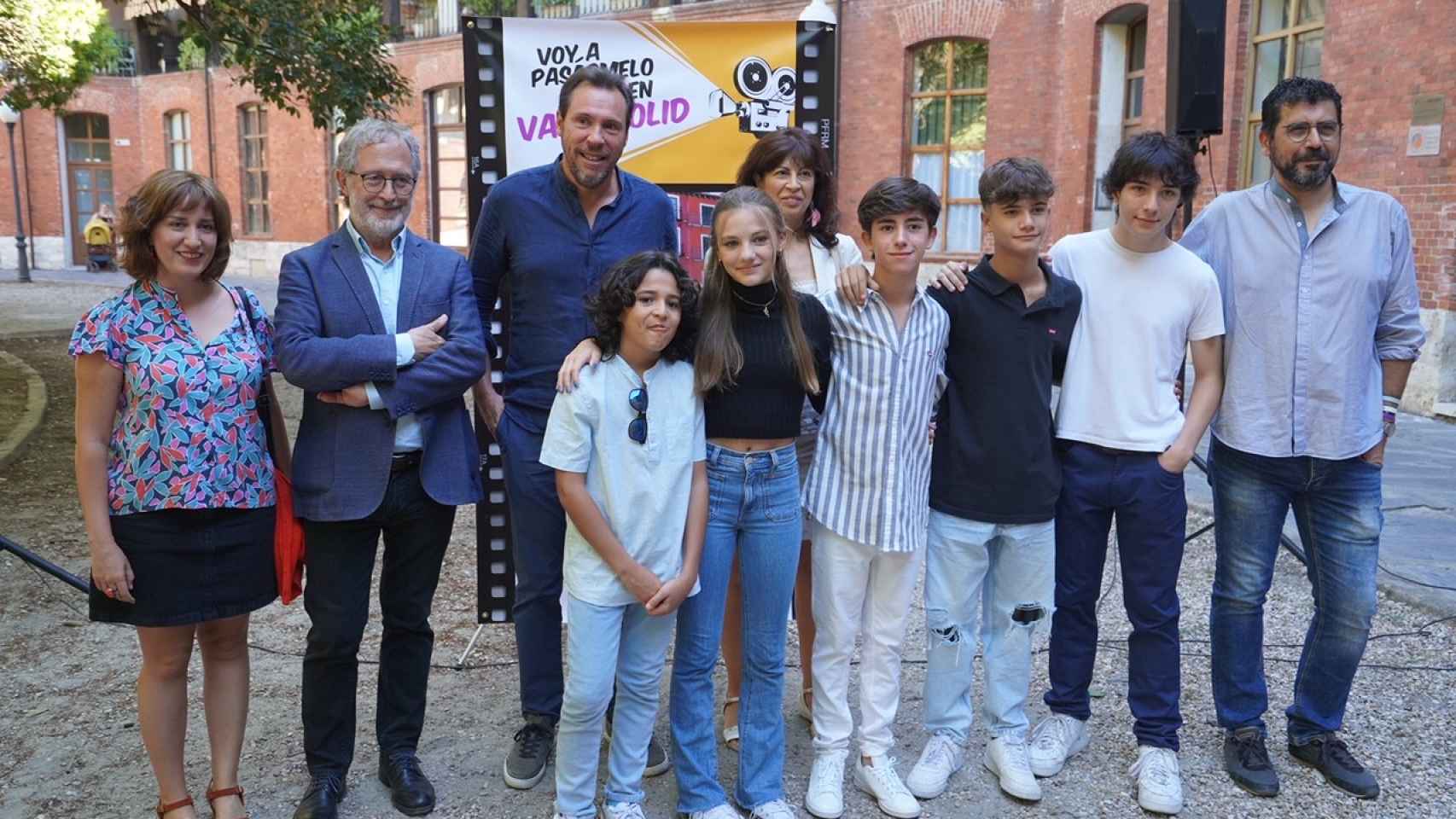 El alcalde de Valladolid, Óscar Puente, presenta la ruta 'Voy a pasármelo bien' acompañado de actores de la película, este sábado.