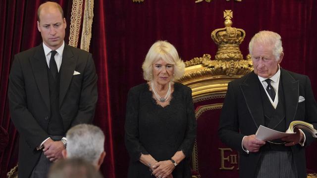 Camilla Parker-Bowles, flanqueada por el rey Carlos y el príncipe de Gales.