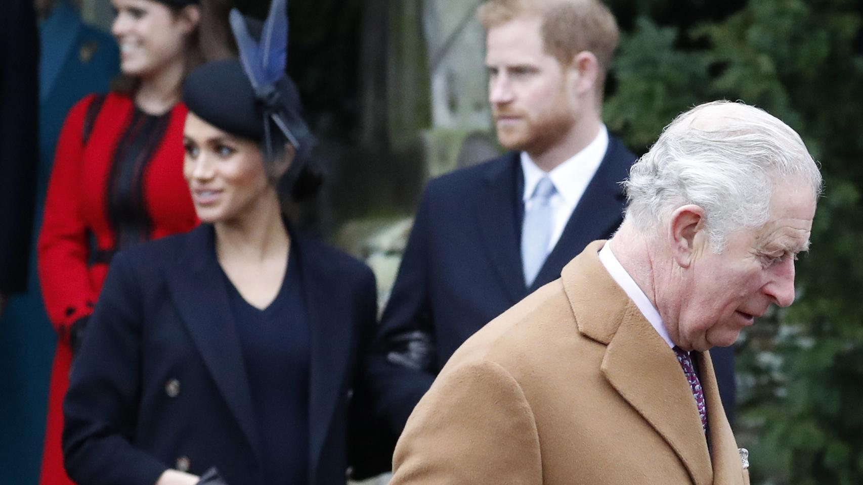 Carlos de Inglaterra, Meghan y Harry en una imagen de archivo.