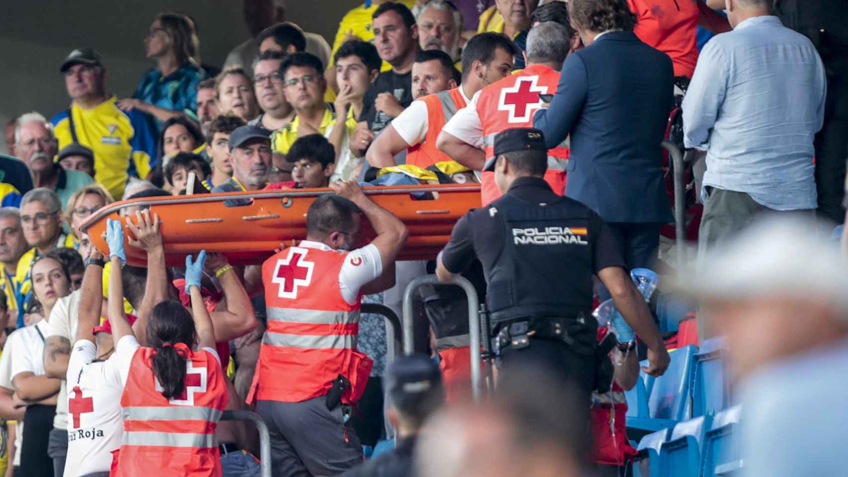 Las asistencias sanitarias trasladan a un aficionado enfermo durante Cádiz - Barça