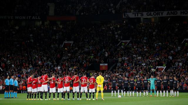 Minuto de silencio en Old Trafford por la muerte de la reina Isabel II en partido de la Europa League