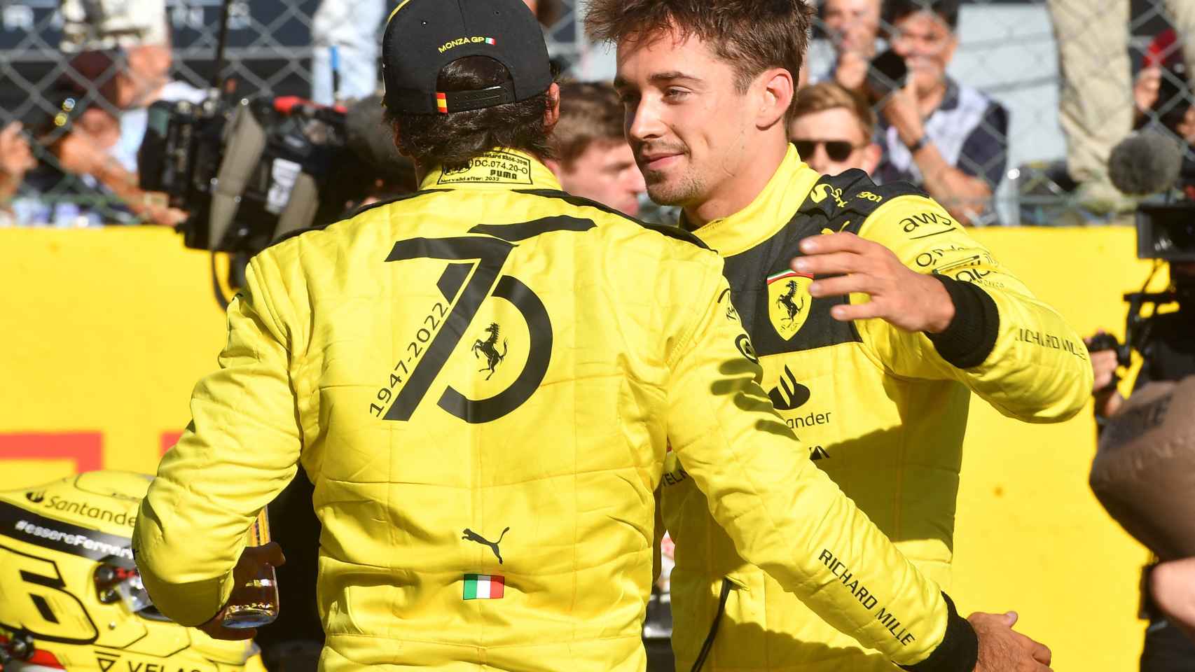 Carlos Sainz Júnior y Charles Leclerc se saludan.