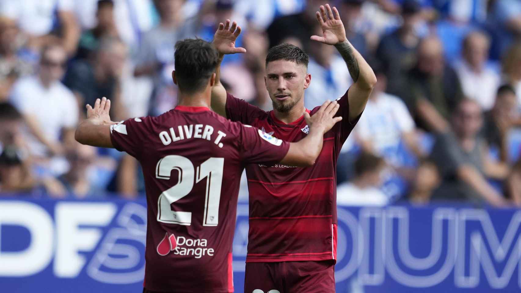 José Ángel Carmona, celebrando su gol con el Sevilla con Óliver Torres
