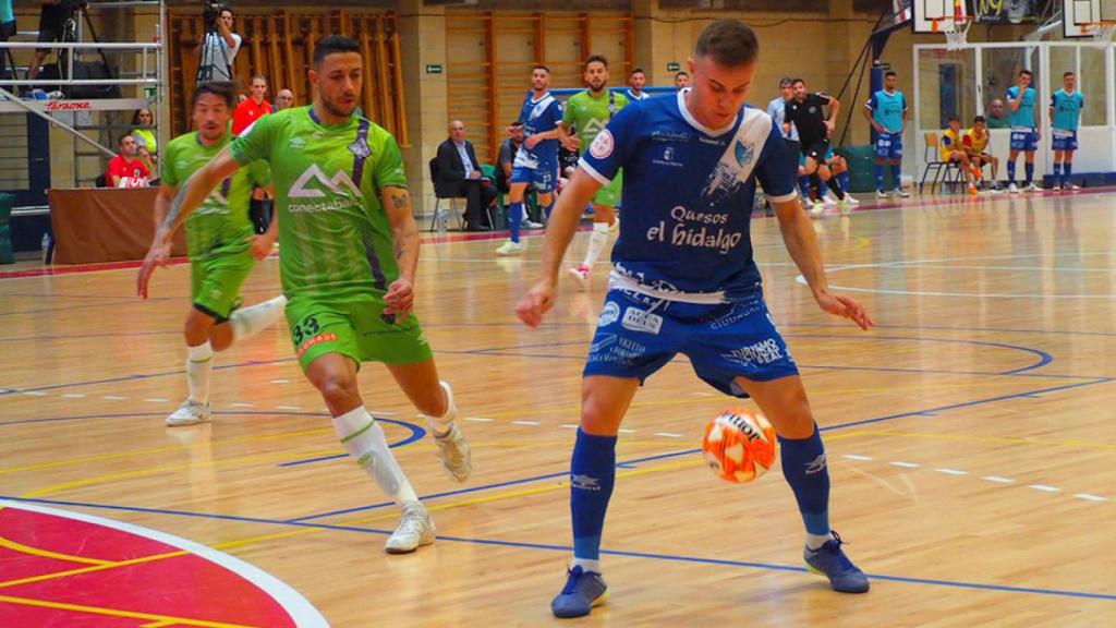 Daniel, de Quesos El Hidalgo Manzanares, controla el balón junto a Cainan de Matos, de Palma Futsal. Foto: LNFS.