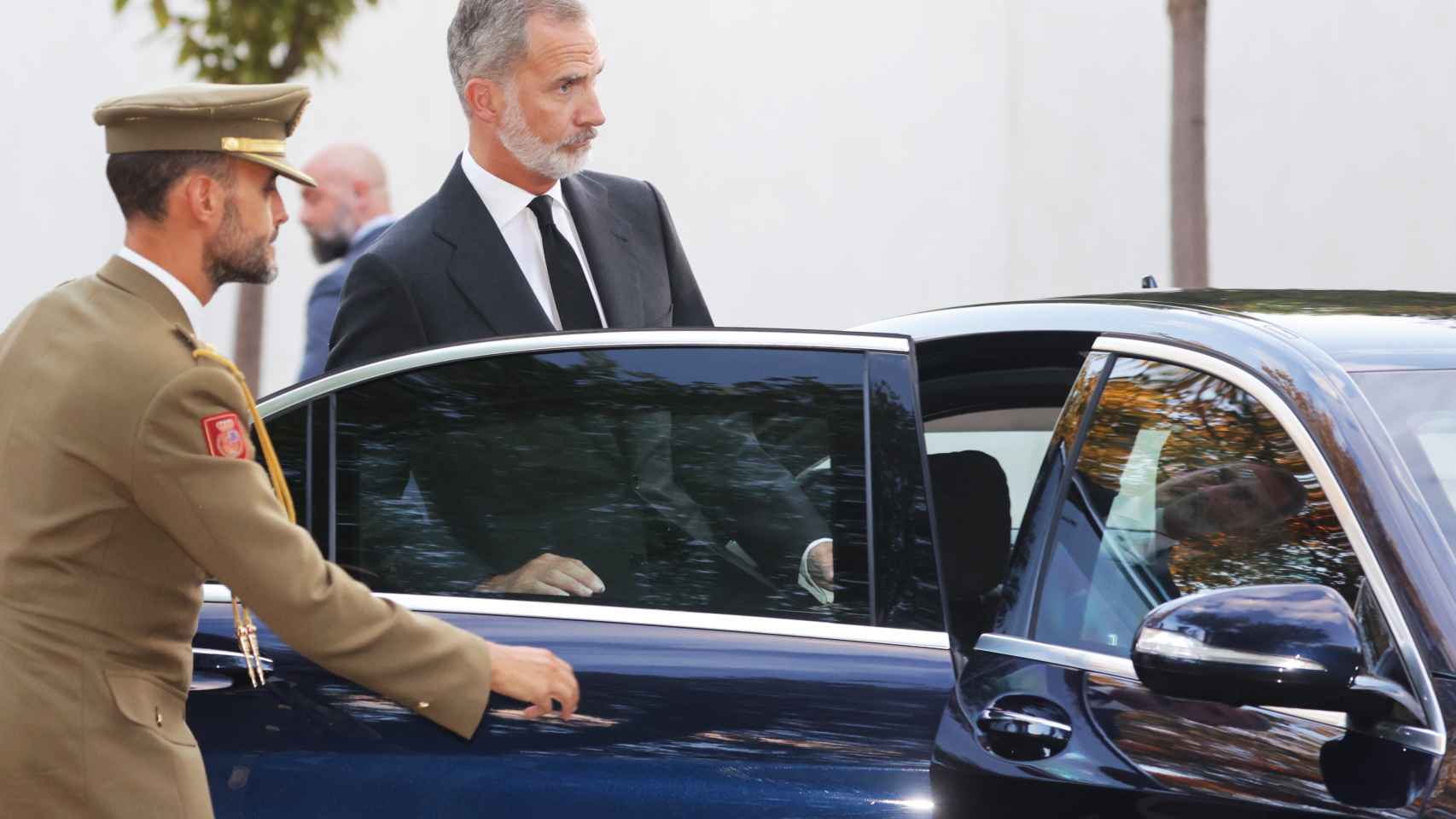 El rey Felipe entrando en el coche oficial, el Mercedes Clase S, ofrecinedo el pésame al embajador de Reino Unido.