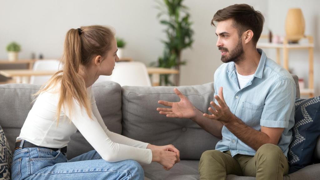 Una pareja habla en casa sobre su salud sexual.