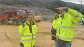 El delegado del Gobierno en Galicia, José MIñones, supervisa las obras en la zona de la A-6 donde se derrumbó el viaducto de O Castro.