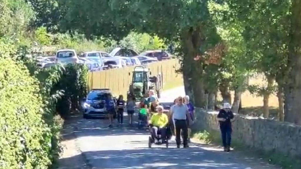 Componentes de la peregrinación CompostELA a su llegada a la provincia de A Coruña.