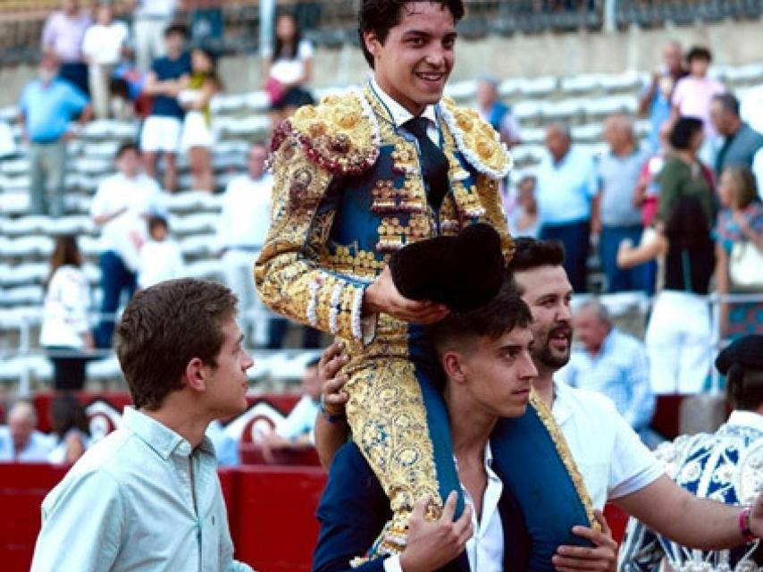 Mario Navas saliendo a hombros en Salamanca