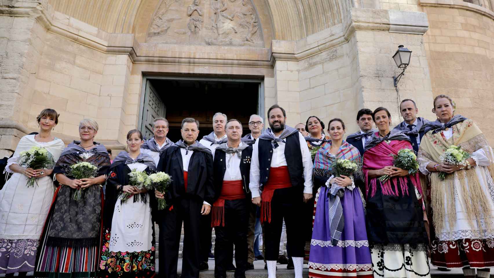 El PP de Castilla-La Mancha ha participado este domingo en la Misa en Honor a la Virgen de los Llanos y posterior ofrenda floral.