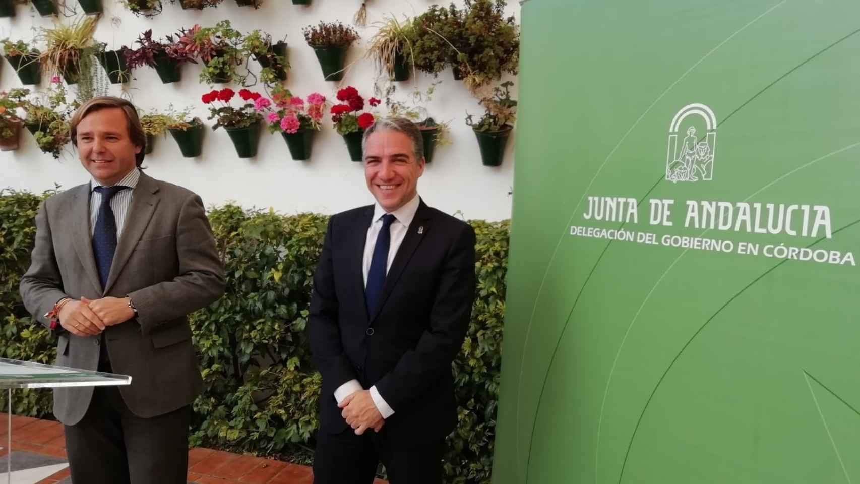 Antonio Repullo junto a Elías Bendodo, el hombre que susurró su nombre a Juanma Moreno, en un patio cordobés, en febrero de 2019.