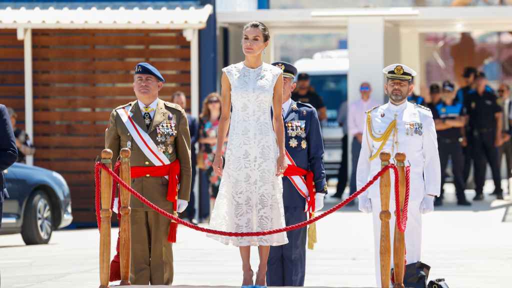 La reina Letizia entrega de la bandera nacional a la Fuerza de Guerra Naval Especial