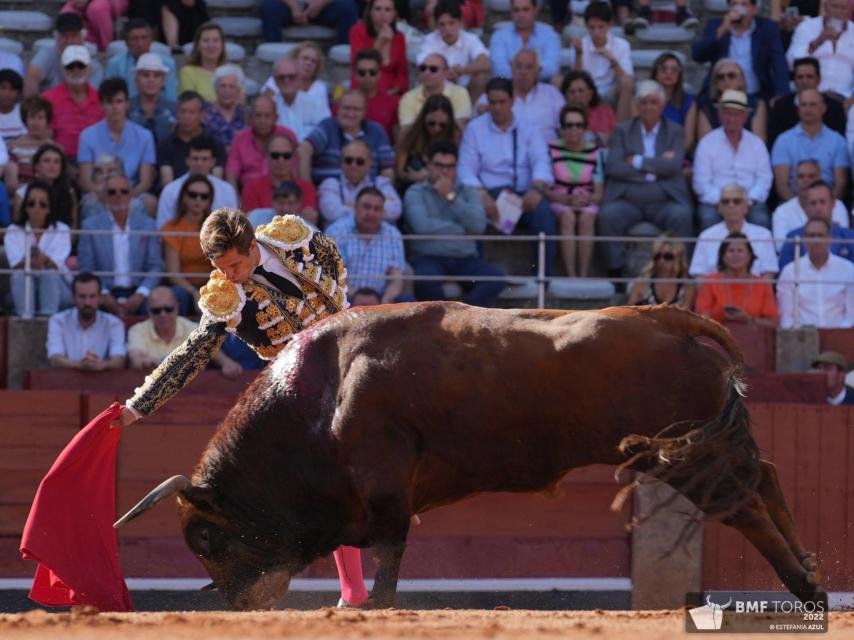 El Juli ejecuta un muletazo en el primero de su lote./ BMF Toros