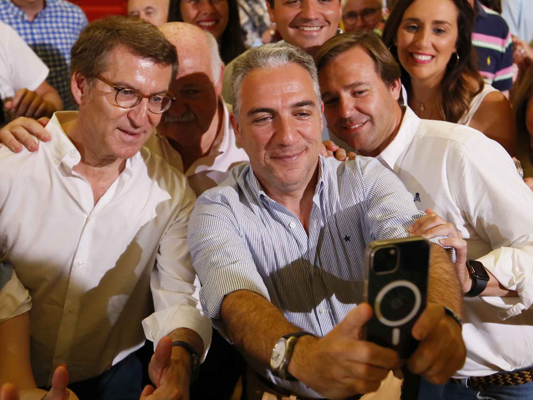 Bendodo se hace un 'selfie' junto a Feijóo, Repullo y Jesús Aguirre en Córdoba, en junio de este año.