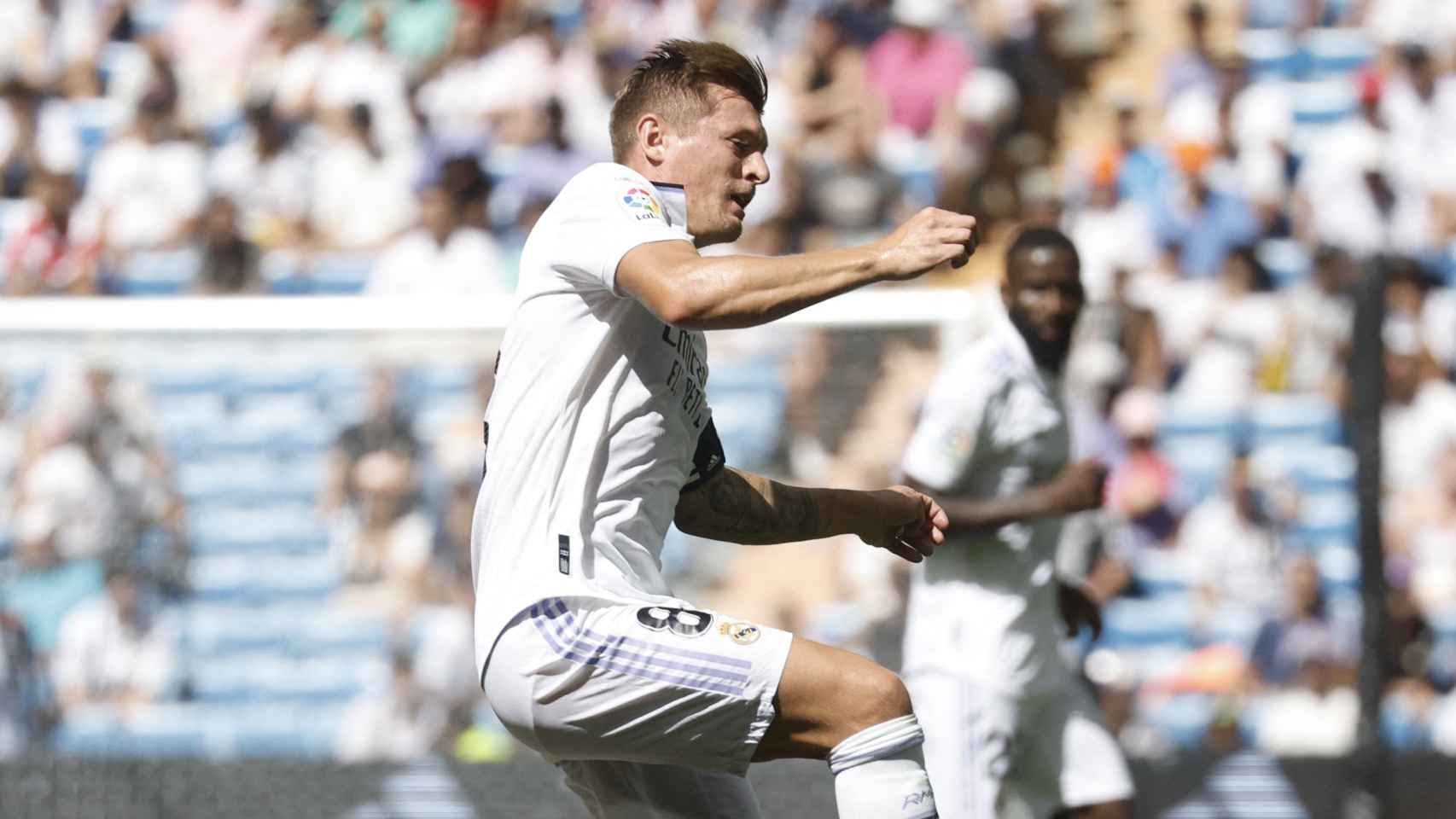 Toni Kroos, sorteando la entrada de Dani Rodríguez en el Real Madrid - Mallorca de La Liga 2022/2023