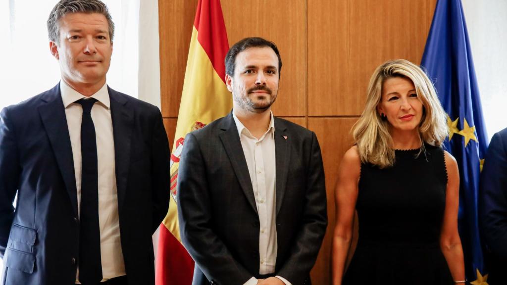 Alexandre de Palmas, Alberto Garzón y Yolanda Díaz tras la reunión que mantuvieron en el ministerio.