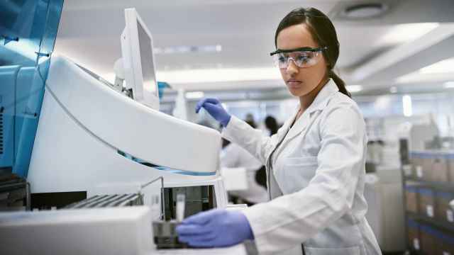 Una mujer trabajando en un laboratorio farmacéutico.