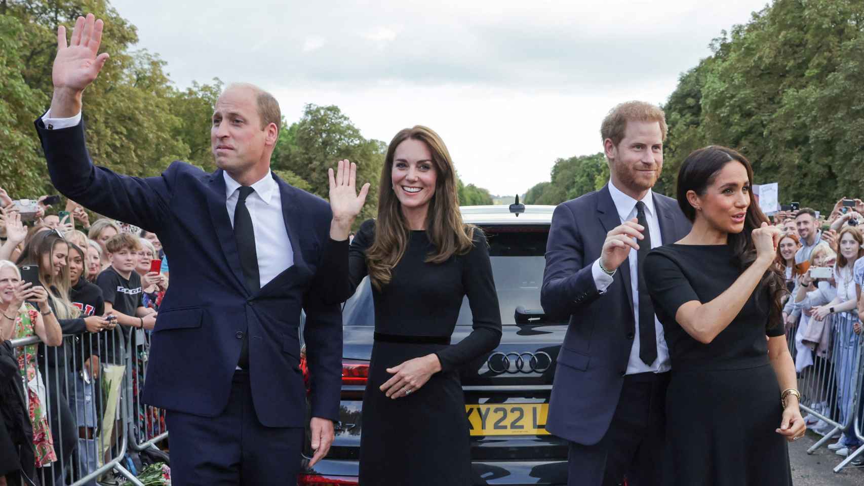 Guillermo, Catalina, Harry y Meghan saludan a los congregados en el Castillo de Windsor.