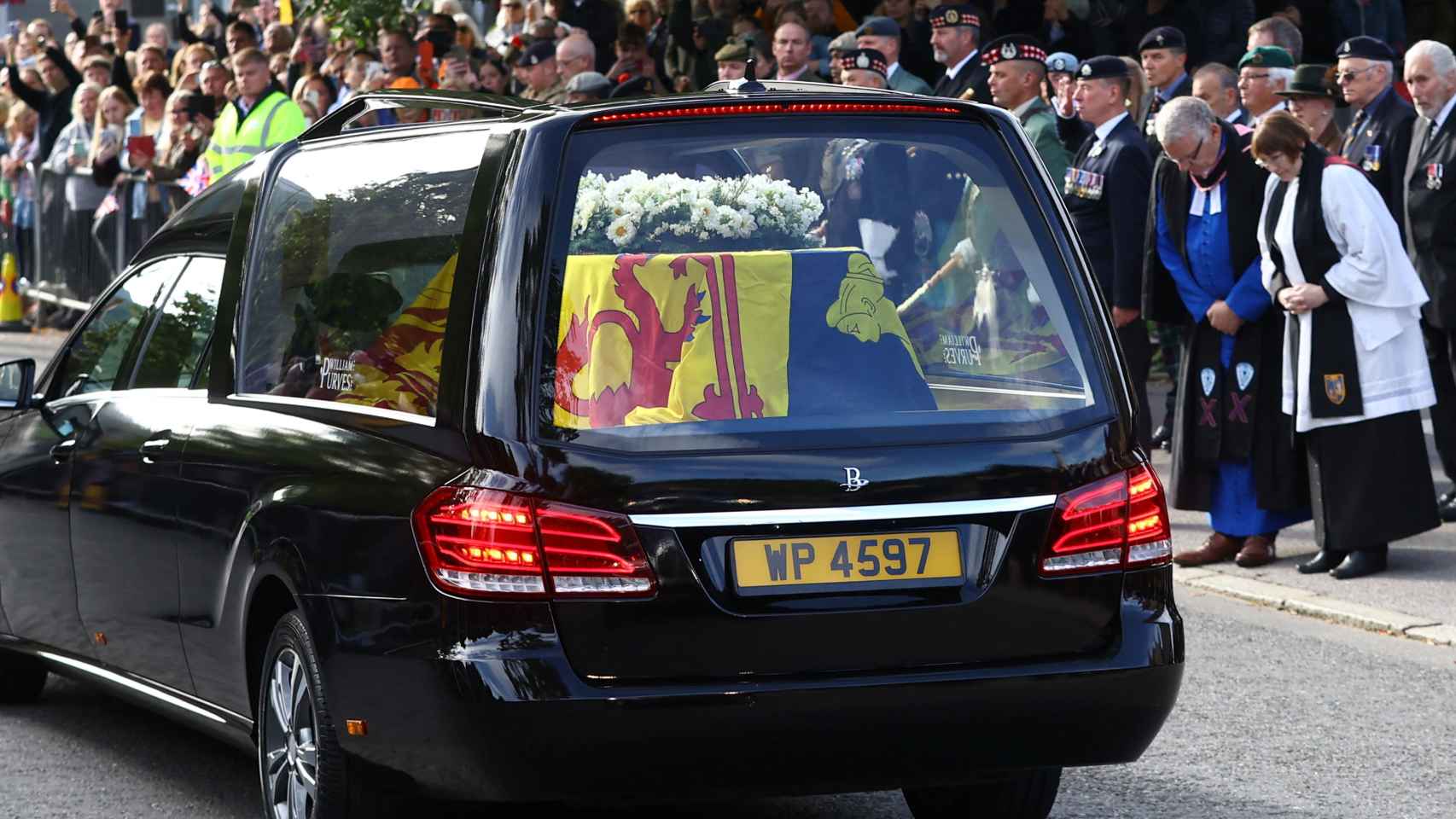 El cortejo fúnebre con los restos de Isabel II a su paso por Ballater, cerca de Balmoral.
