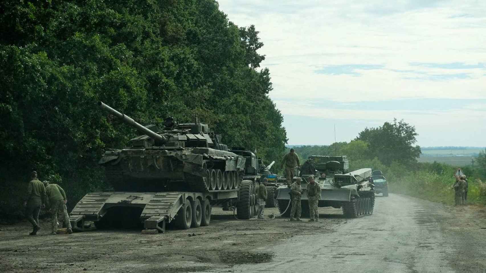 Soldados ucranianos trasladan un tanque ruso capturado durante una contraofensiva en Járkov.
