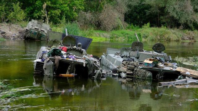 Vehículos blindados de combate abandonados por soldados rusos durante la contraofensiva de Ucrania en Járkov.
