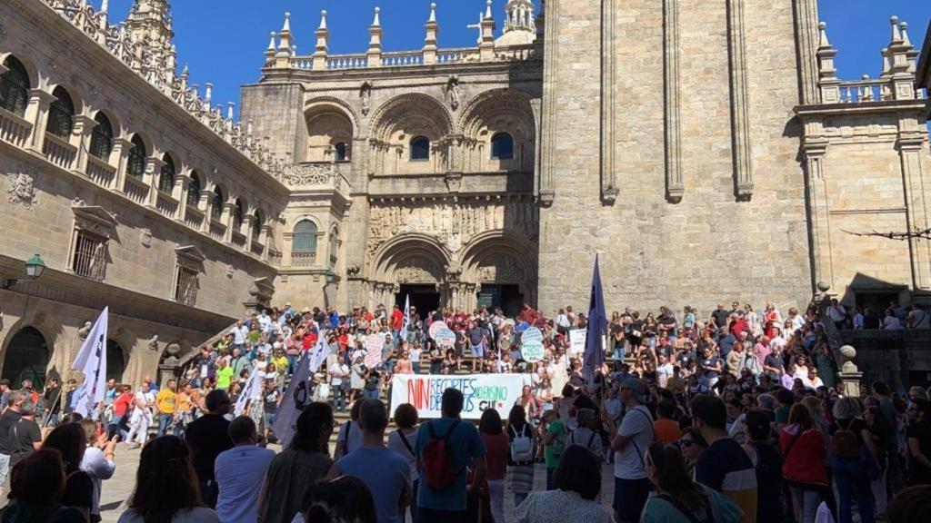 Cientos de personas se manifiestan en Santiago para denunciar los abusos de la Xunta sobre la educación pública.
