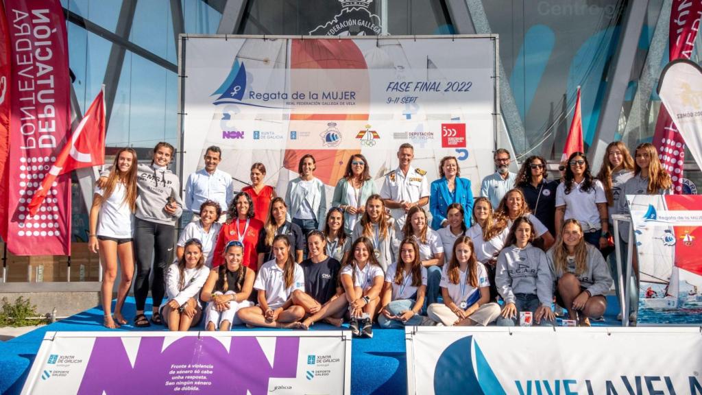 Foto de familia de las seis tripulaciones y autoridades asistentes a la entrega de premios.