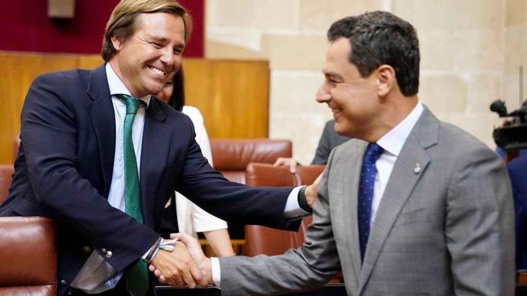 Antonio Repullo junto a Juanma Moreno, en el Parlamento de Andalucía, en julio de este año.