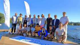 Los premiados en la Copa Ibérica de Wakesurf con la Ponte Internacional al fondo.