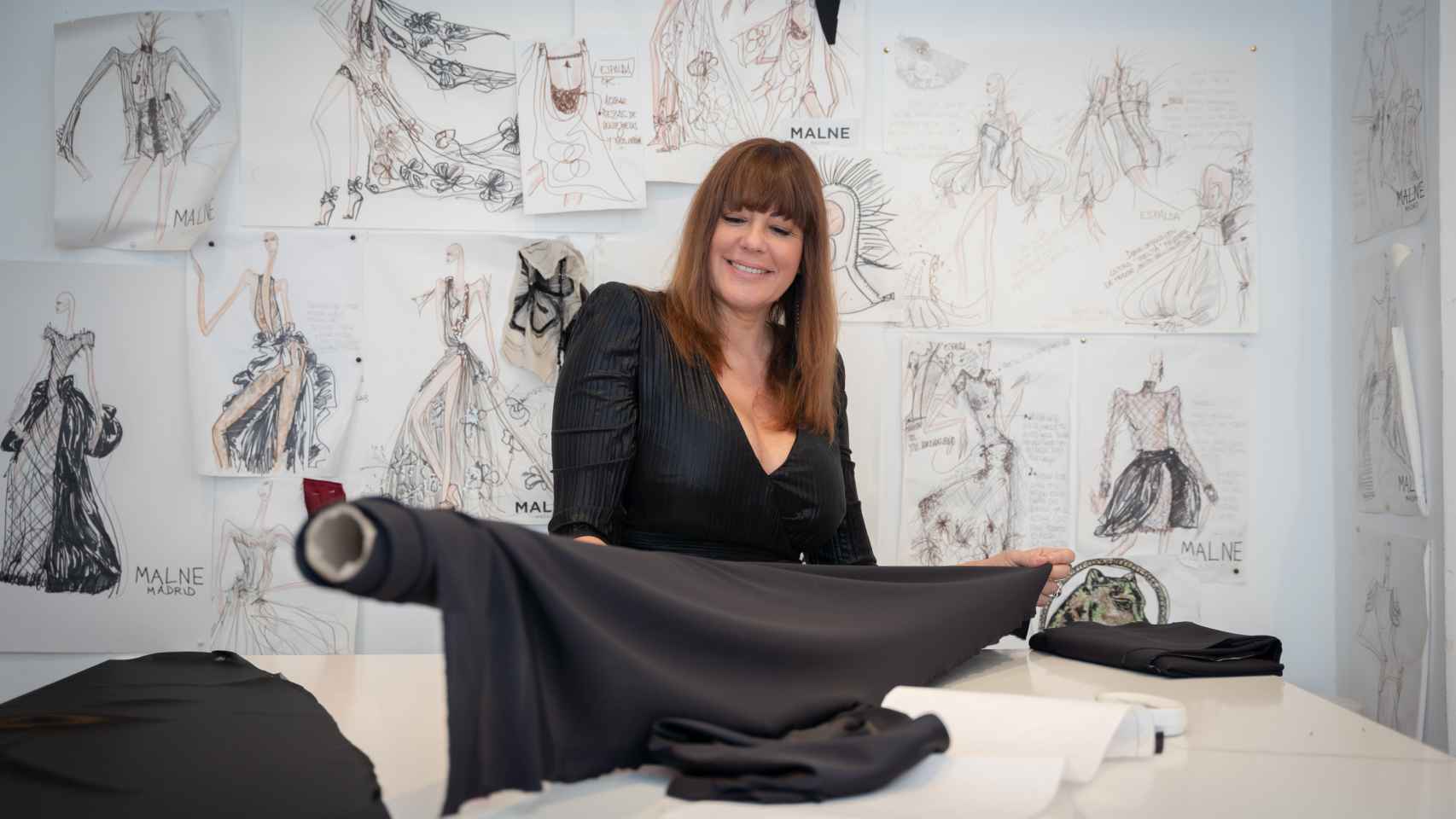 La diseñadora Paloma Álvarez entre telas en su estudio.