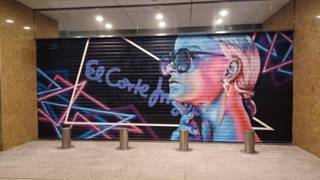 Grafitis en las persianas de El Corte Inglés de Salamanca