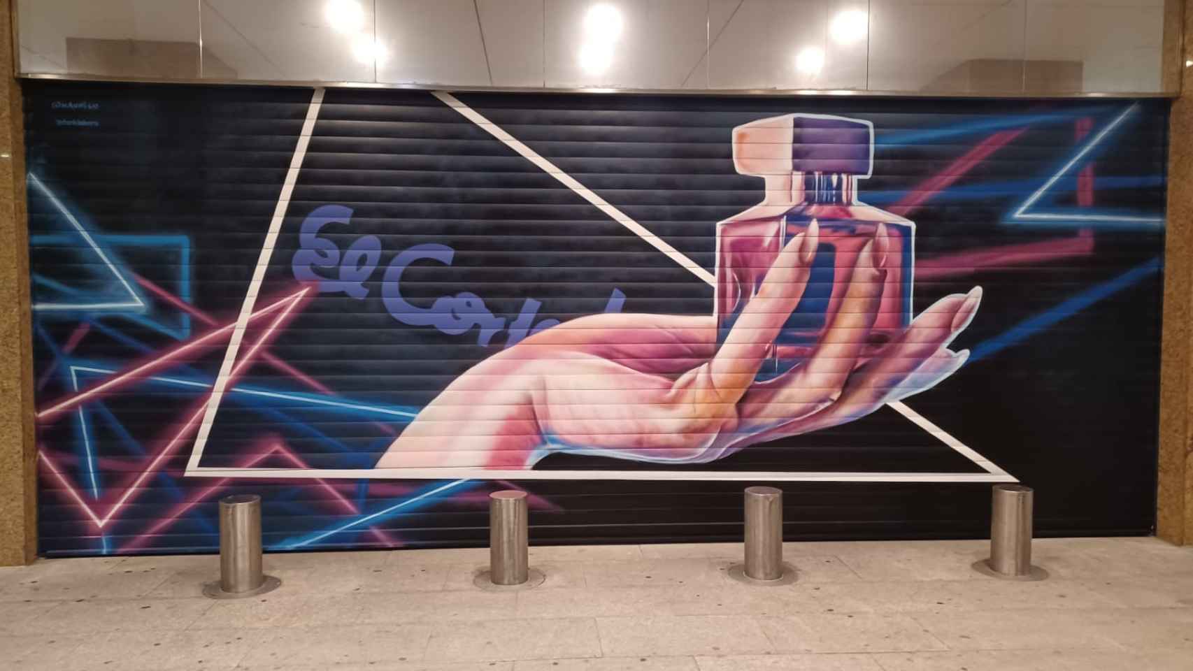 Grafitis en las persianas de El Corte Inglés de Salamanca