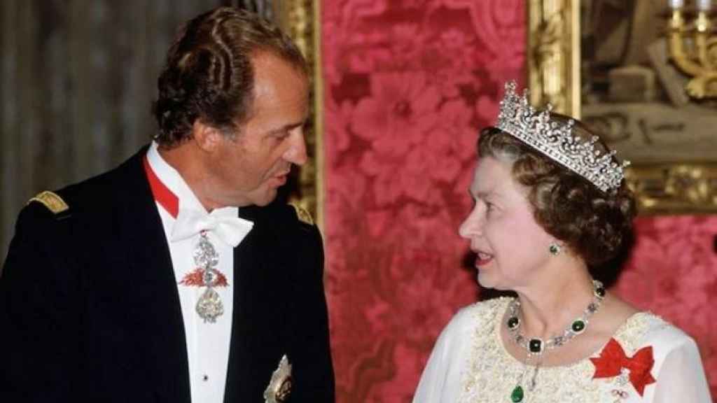 Juan Carlos I junto a la reina Isabel II de Inglaterra.