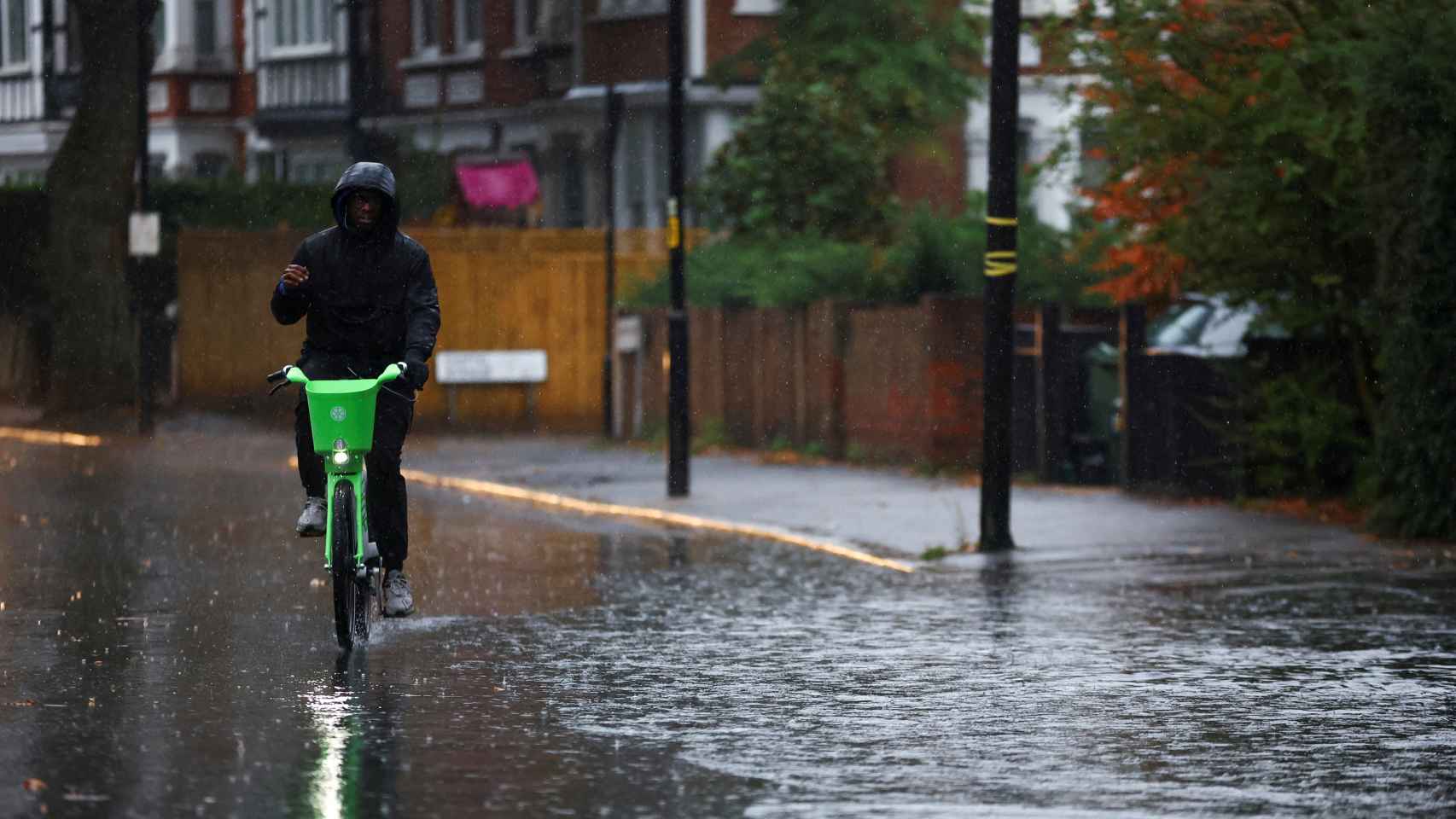 Una calle inundada después de que las fuertes lluvias azotaran Londres.