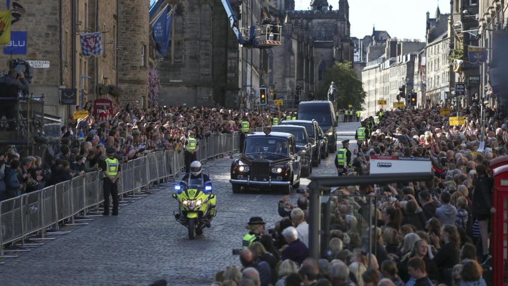 El cortejo fúnebre de Isabel II, en Edimburgo, este lunes 12 de septiembre de 2022.