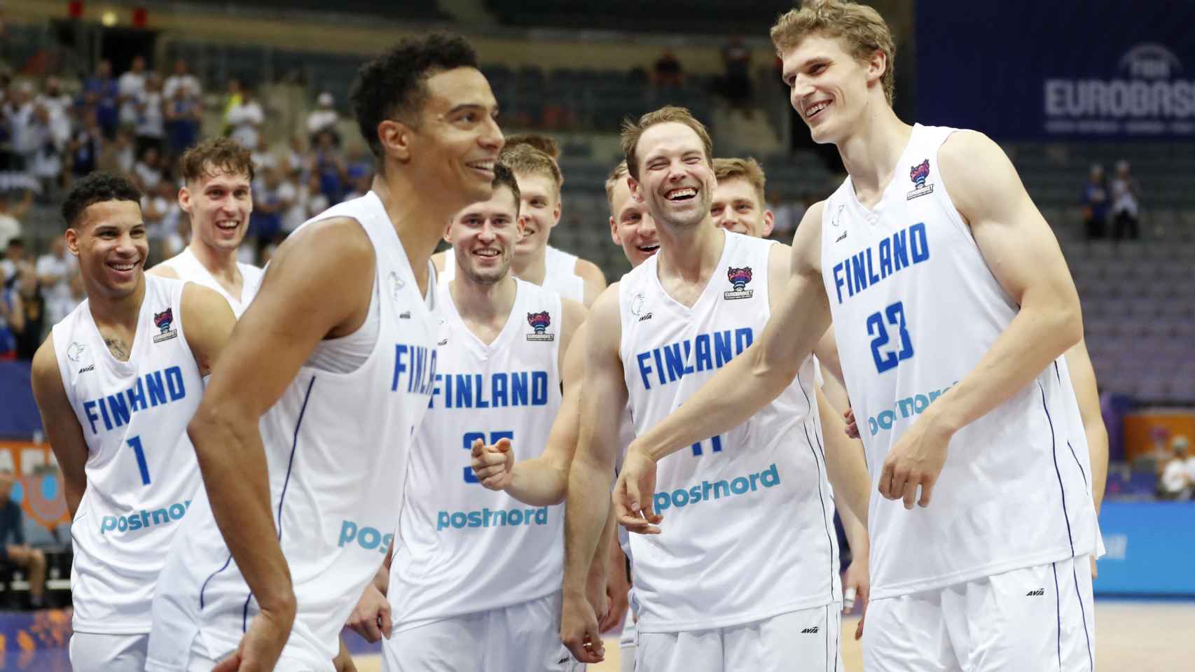 Markkanen, junto a sus compañeros de la selección de Finlandia celebrando una victoria en el EuroBasket 2022