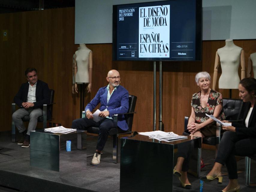 De izda. a dcha.: Xavier Bombardó, consejero delegado de Holistex; Modesto Lomba, presidente de ACME; Pepa Bueno, directora ejecutiva de ACME, e  Iria Pérez Gestal, directora de Modaes.