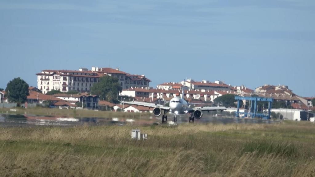 Avión aterrizando.