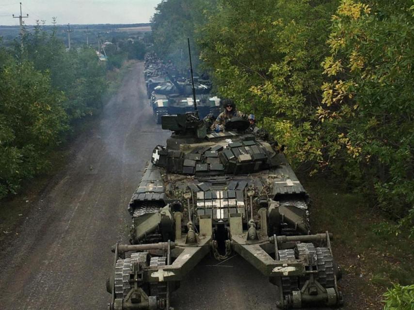 Militares de la resistencia ucraniana, en su avance en la región recuperada de Járkov.