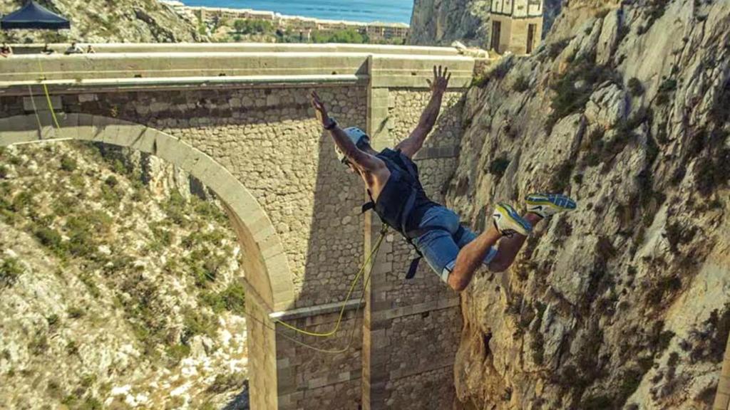 Una persona haciendo puenting en el túnel del Mascarat.