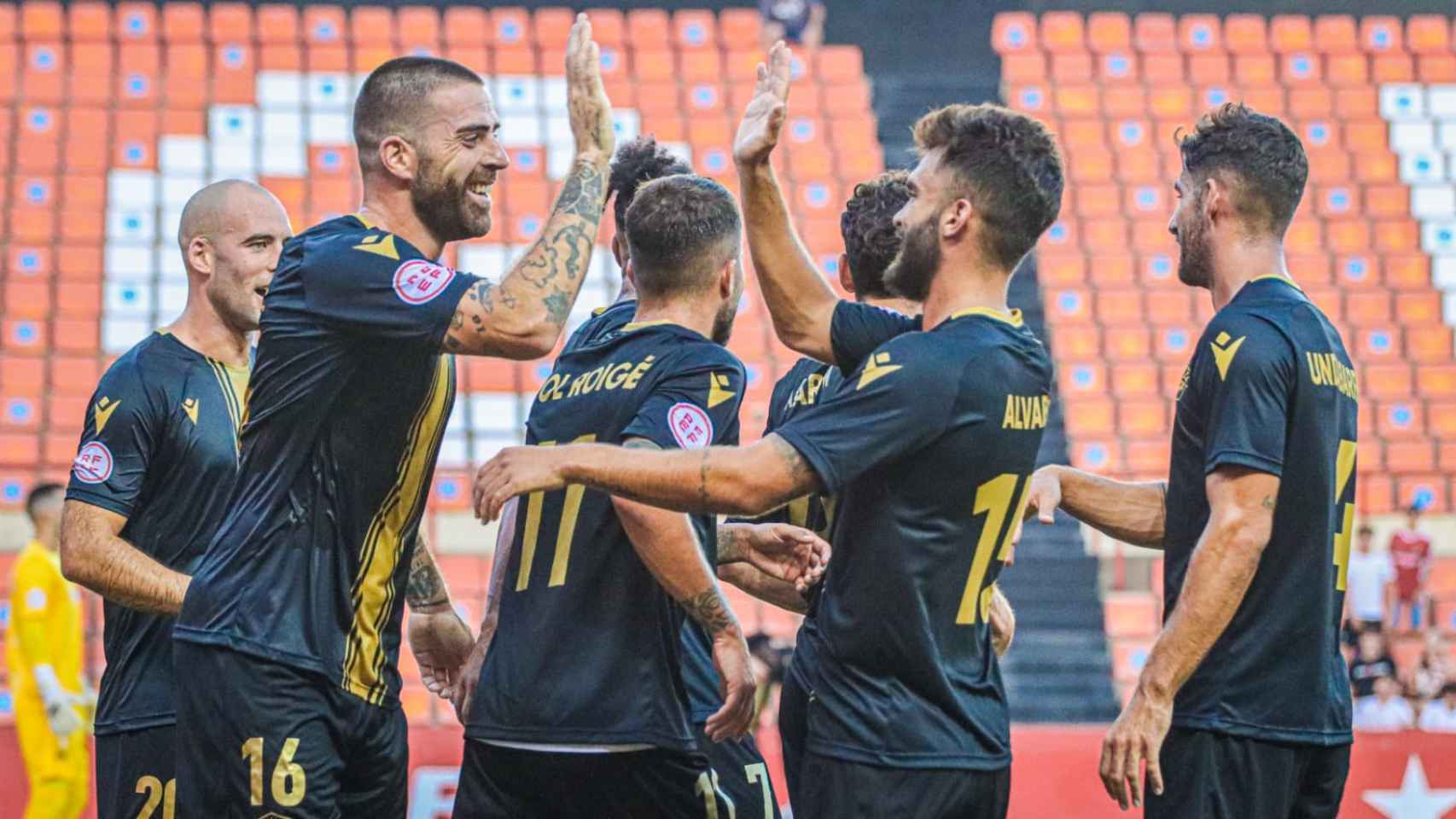 Jugadores del Intercity celebran el gol en Tarragona.