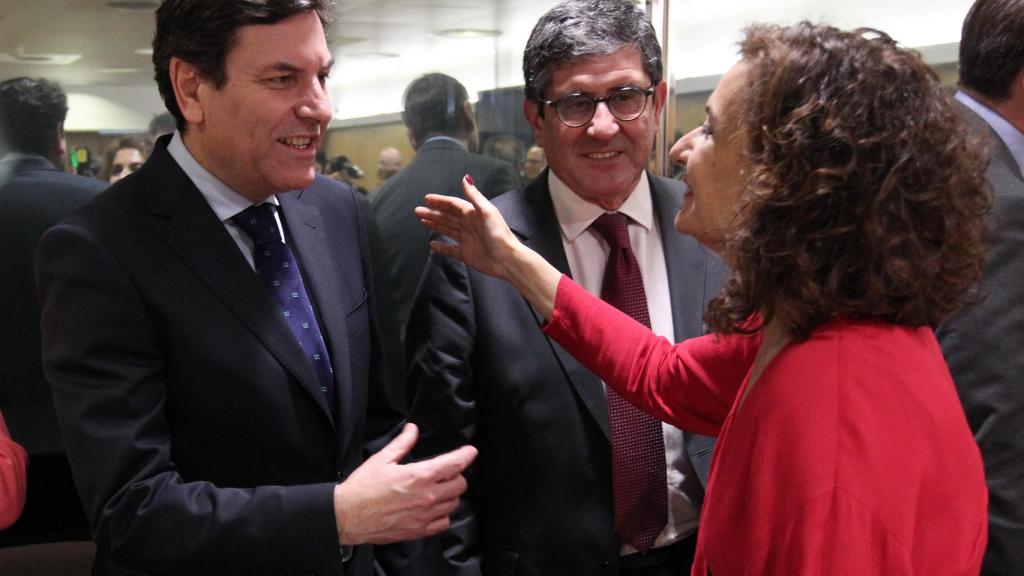 El consejero de Economía y Hacienda, Carlos Fernández Carriedo, saluda a la ministra de Hacienda, María Jesús Montero, en una reunión del Consejo de Política Fiscal y Financiera.